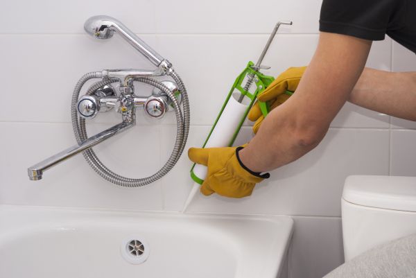 Bathtub Caulking in Elyria